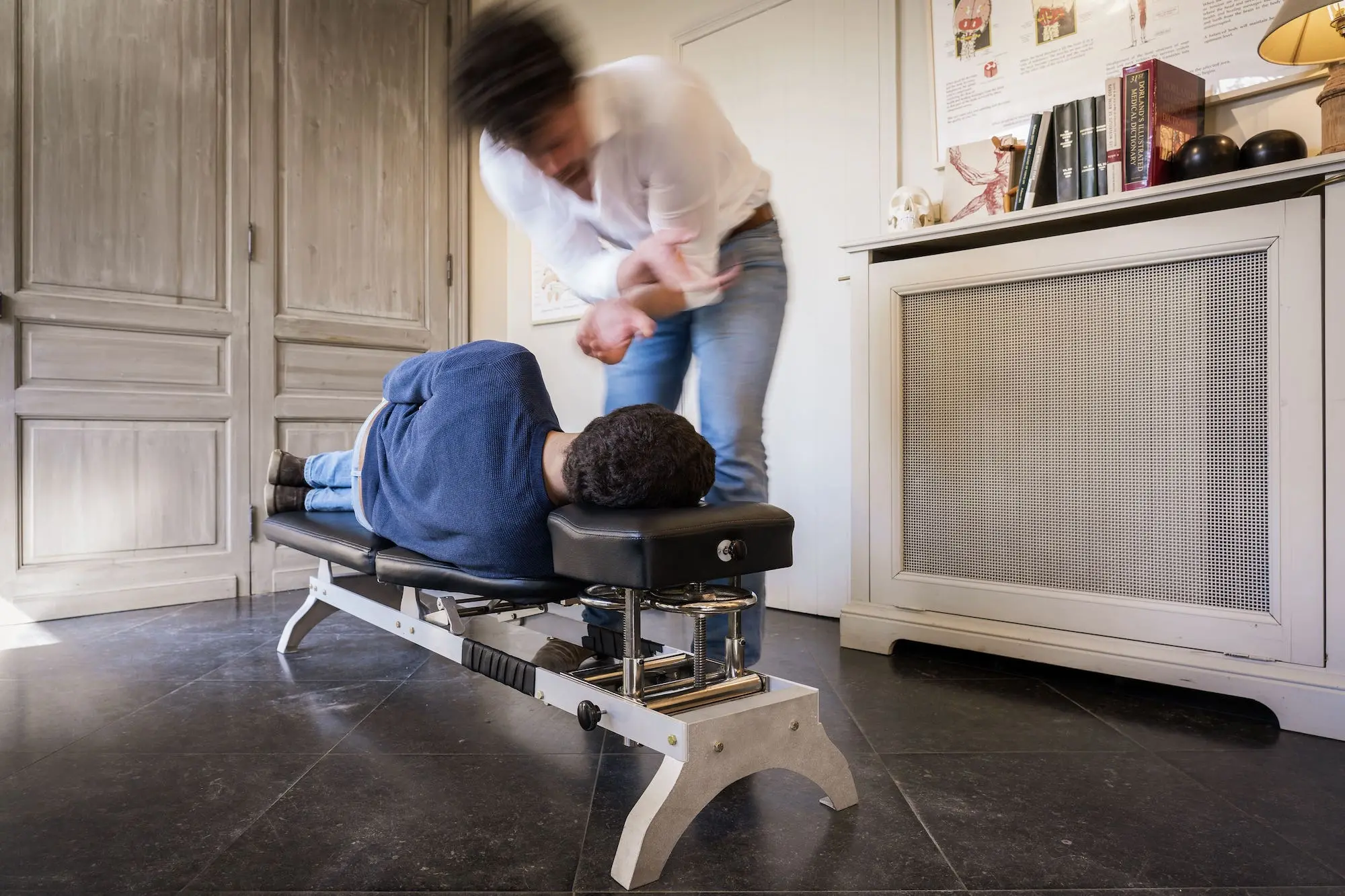 De chirpractor die een man behandel op zijn tafel