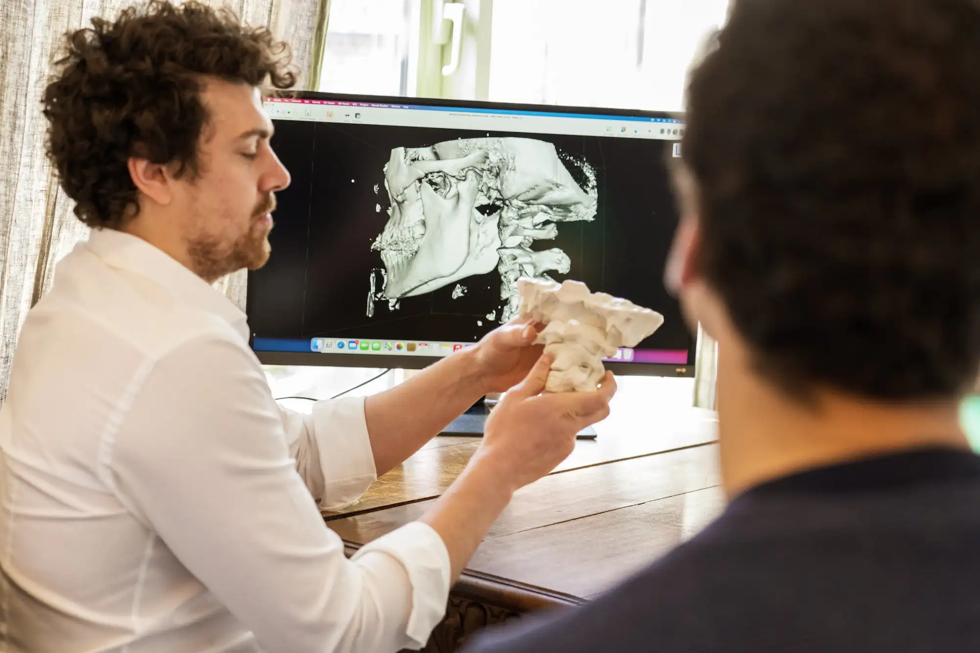 De chirporactor legt de status nuit aan de patiënt met behulp van scans en geraamtes