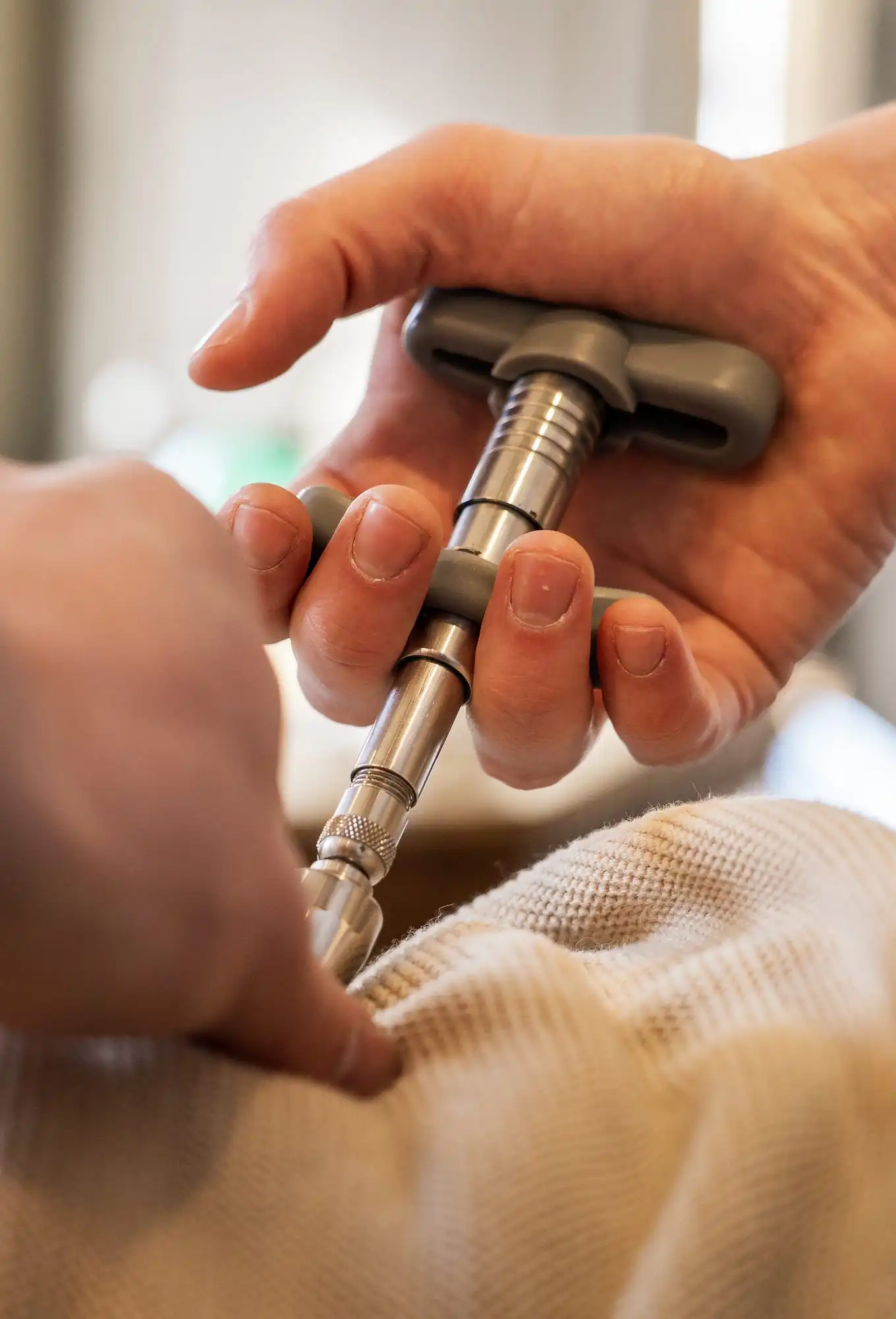 De chirpractor die een schouder behandeld